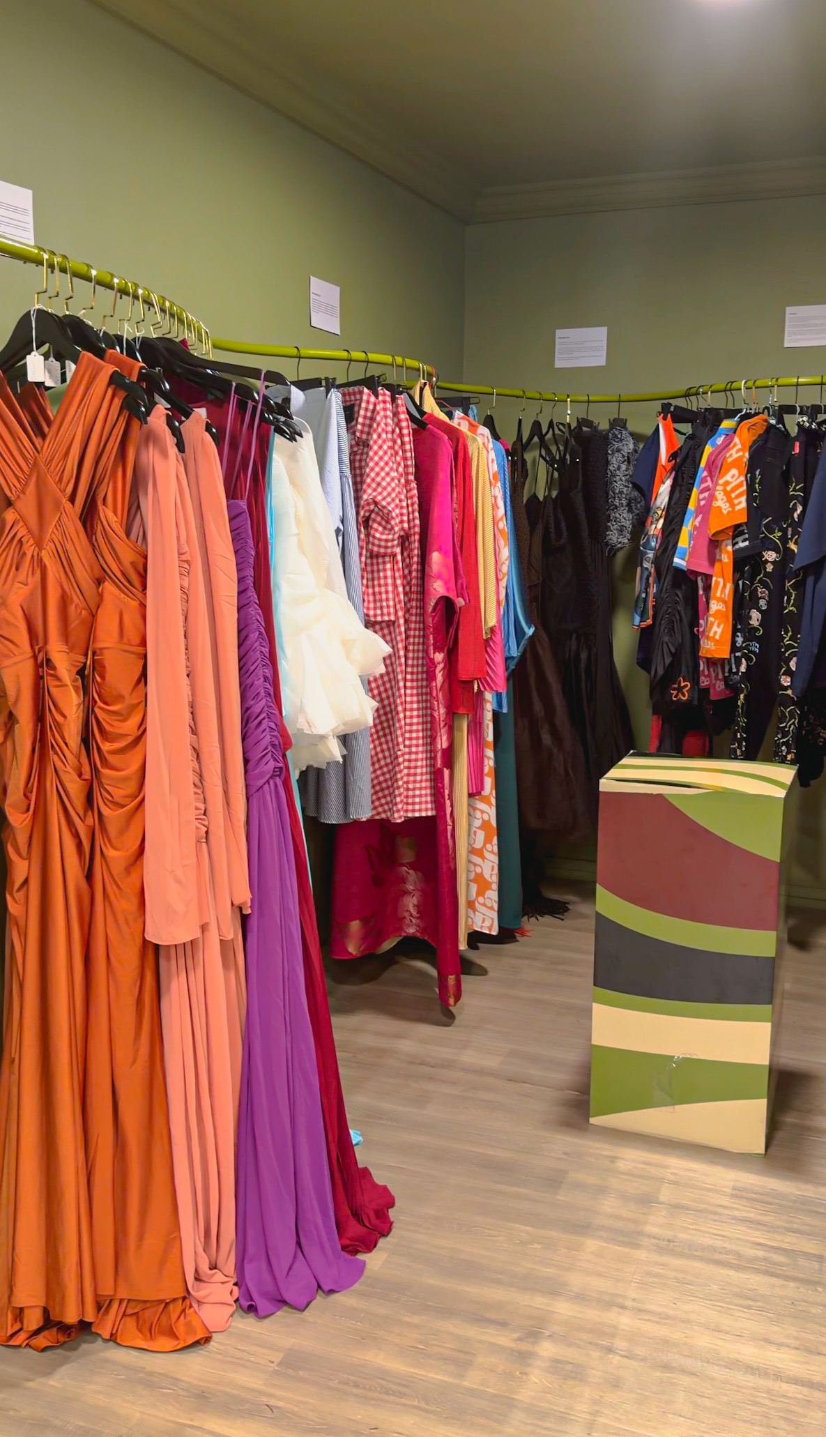 Fashion clothing rack